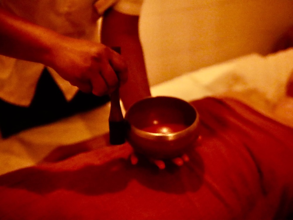 Masaje relajante con pindas de hierbas