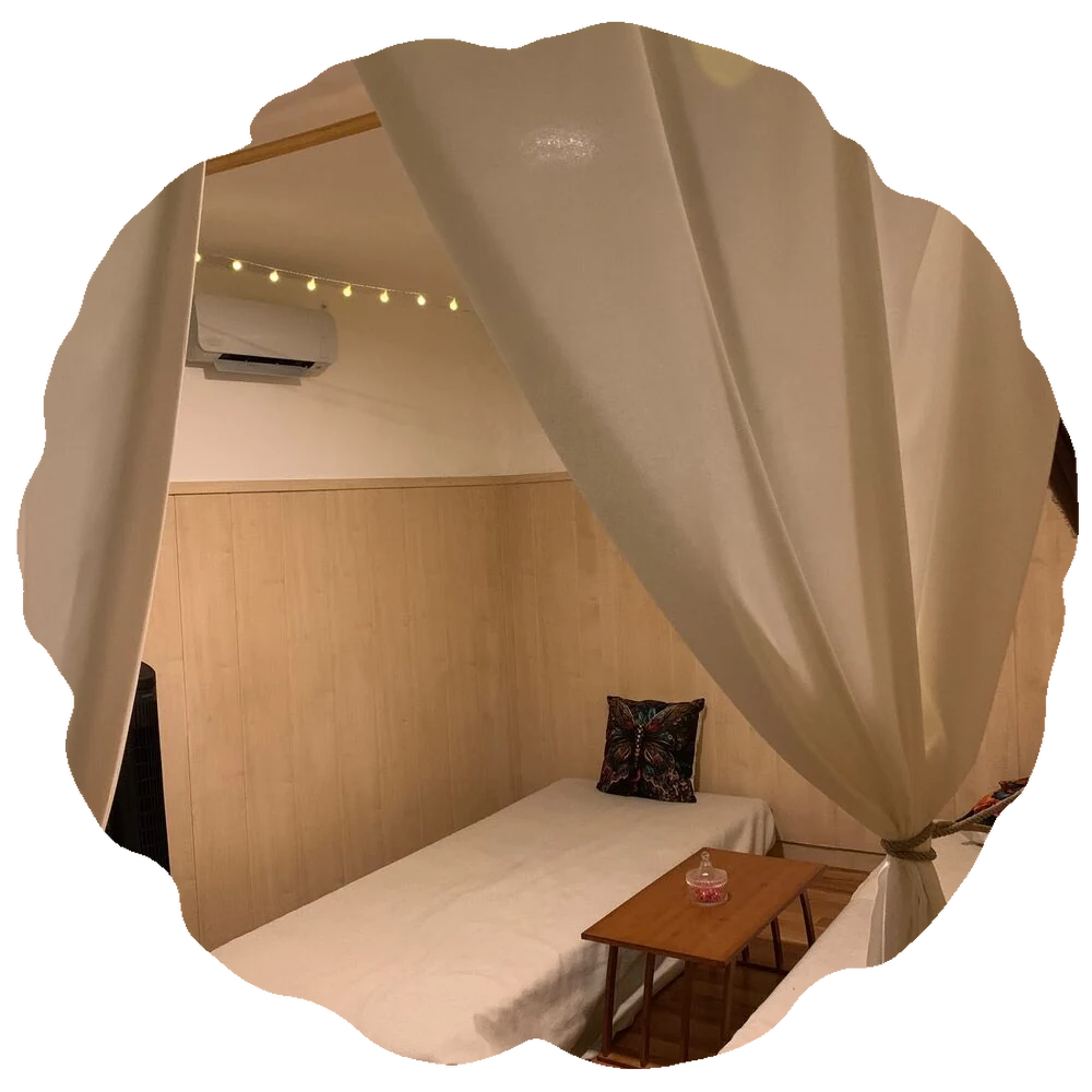 Sala de masaje acogedora con cortinas y luces